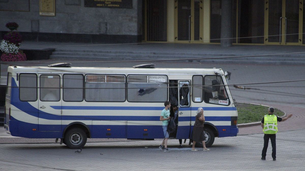 Policie zadržela únosce autobusu na Ukrajině. Rukojmí jsou v bezpečí